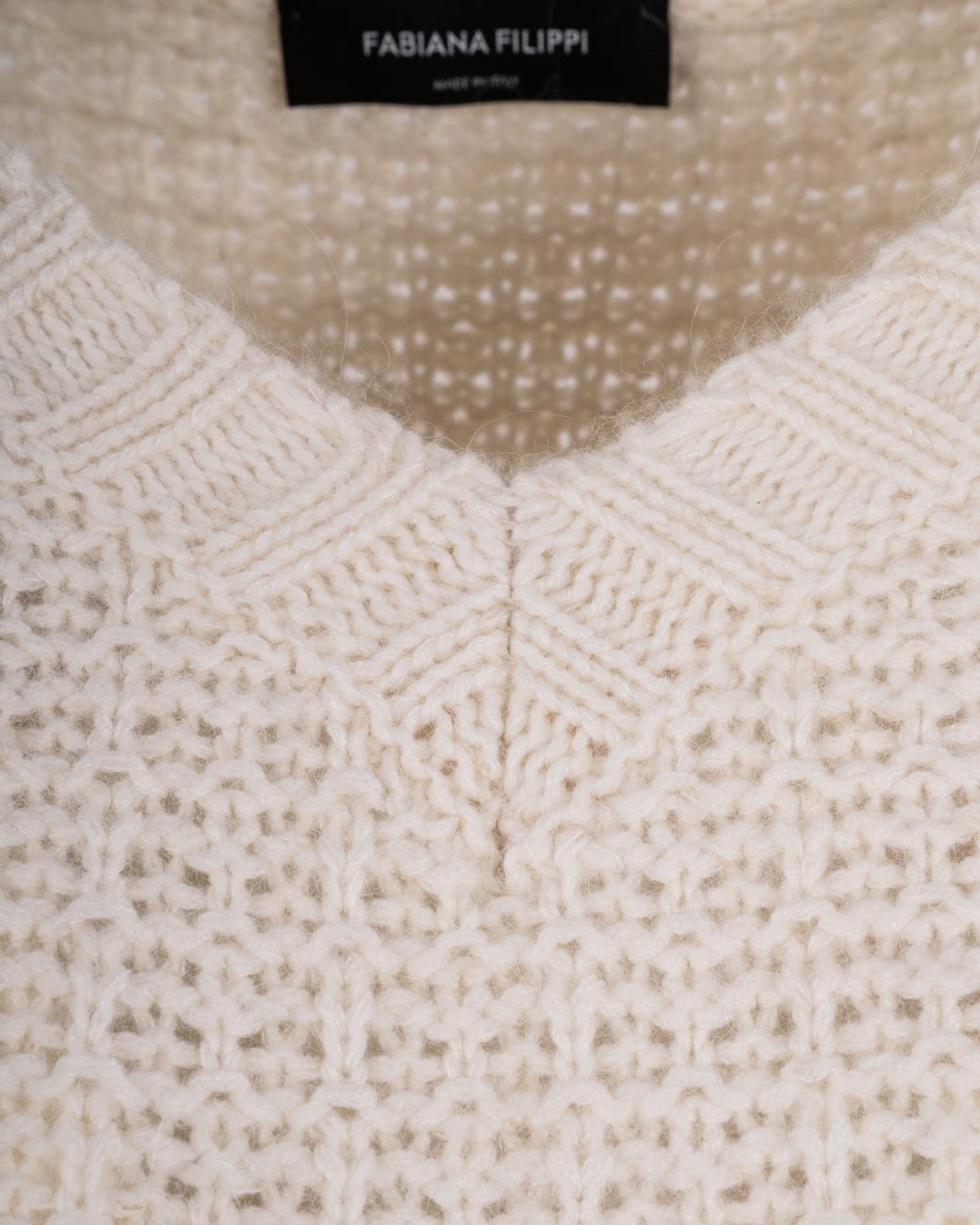 shop FABIANA FILIPPI  Pull: Fabiana Filippi maglia in lana.
Scollo V.
Maniche ampie.
Composizione: 57% Lana Vergine 18% Seta 25% Poliestere.
Fabbricato in Italia.. MAD225F536 L617-0142 number 4475722